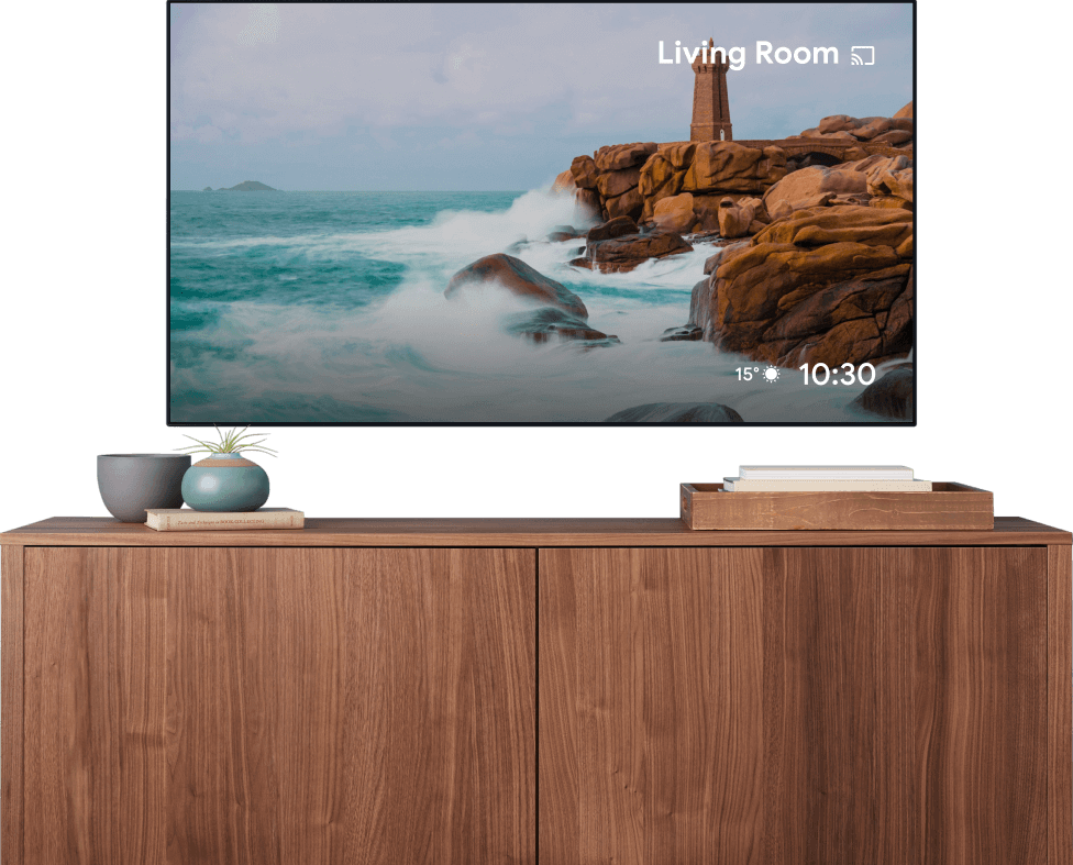 TV-zaslon, ki prikazuje videoposnetek osebe, ki z valjarjem valja testo, in isti videoposnetek, ki se predvaja s prenosnikom.