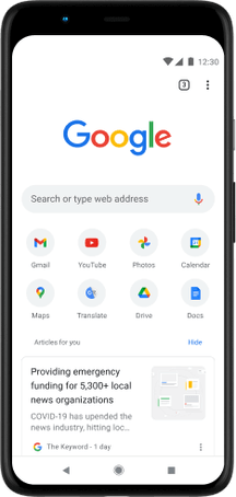 Telefon Pixel 4 XL z zaslonom, na katerem so prikazani iskalna vrstica Google.com, priljubljene aplikacije in predlagani članki.