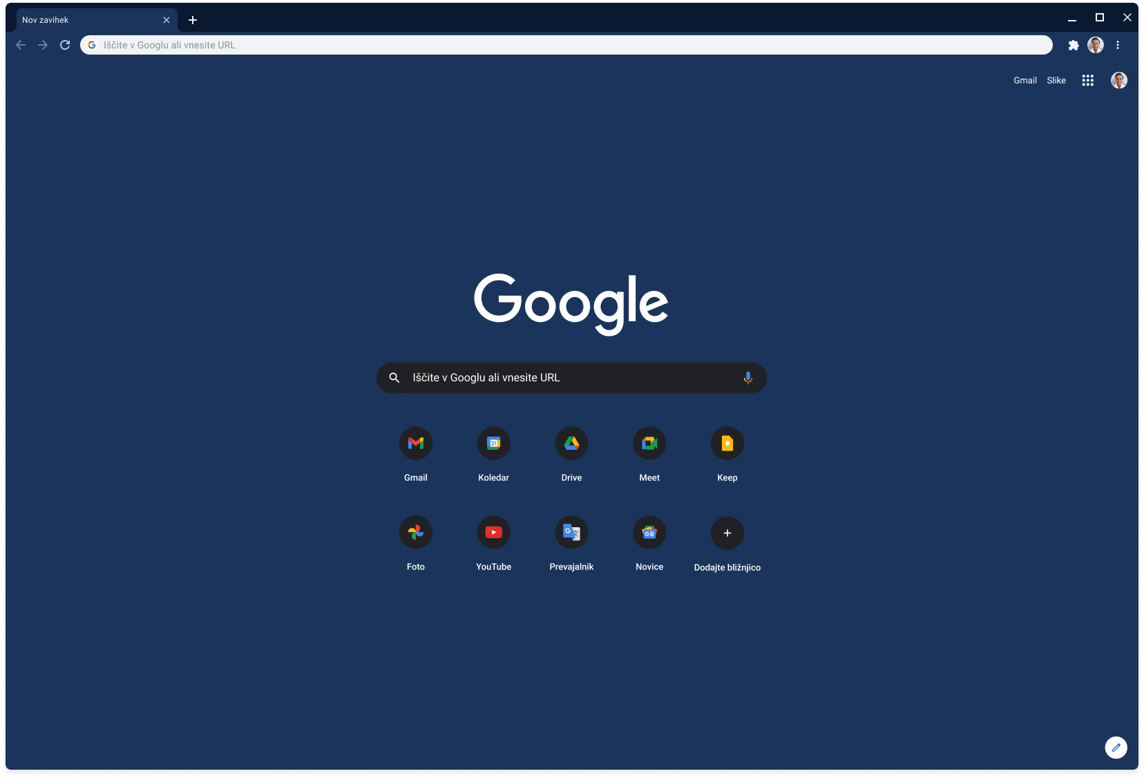 V oknu brskalnika Chrome je prikazan naslov Google.com, pri tem je uporabljena skrilasto modra tema.